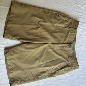 Under Armour Heat Gear Men’s Khaki Golf Shorts Size 30 FLAWED SEE PHOTOS